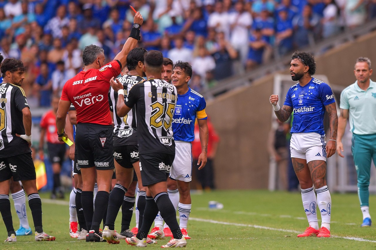 Atacante do Cruzeiro recebeu cartão vemelho após cotovelada em Lyanco