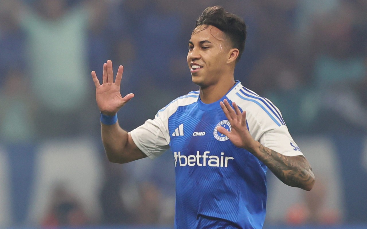 MG - BELO HORIZONTE - 01/06/2025 - BRASILEIRO A 2025, CRUZEIRO X PALMEIRAS - Kaio Jorge jogador do Cruzeiro comemora seu gol durante partida contra o Palmeiras no estadio Mineirao pelo campeonato Brasileiro A 2025. Foto: Gilson Lobo/AGIF