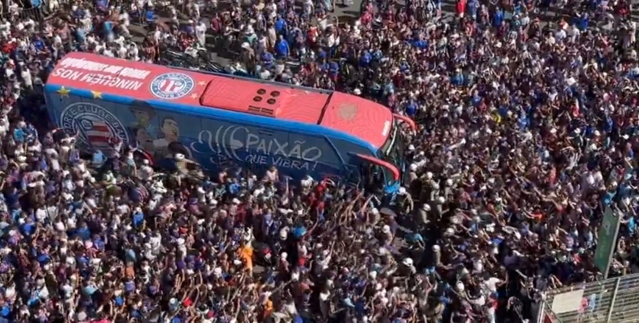 Jogadores desceram do ônibus em meio aos torcedores 