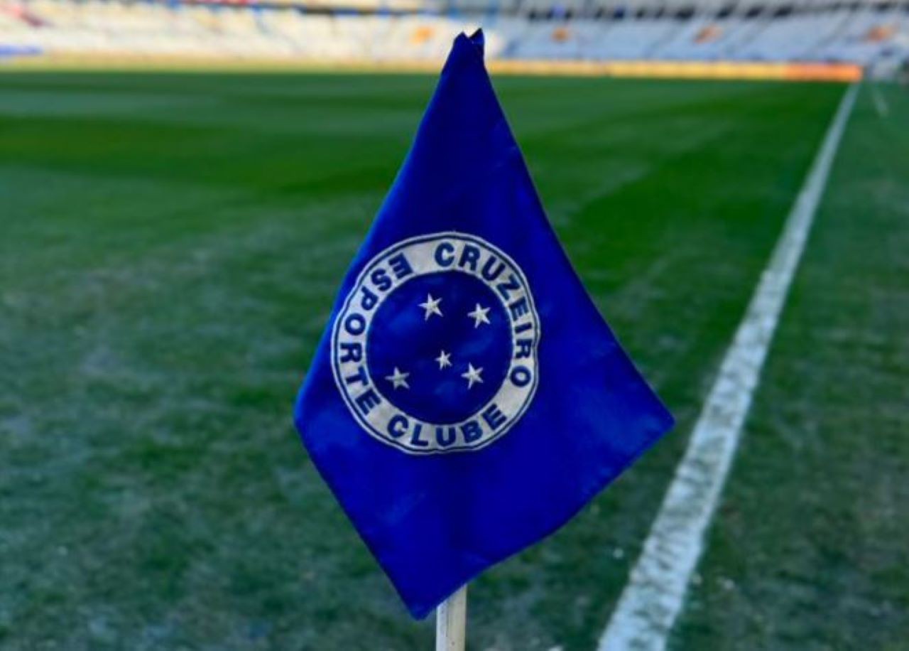 Bandeira do Cruzeiro no gramado do Mineirão
