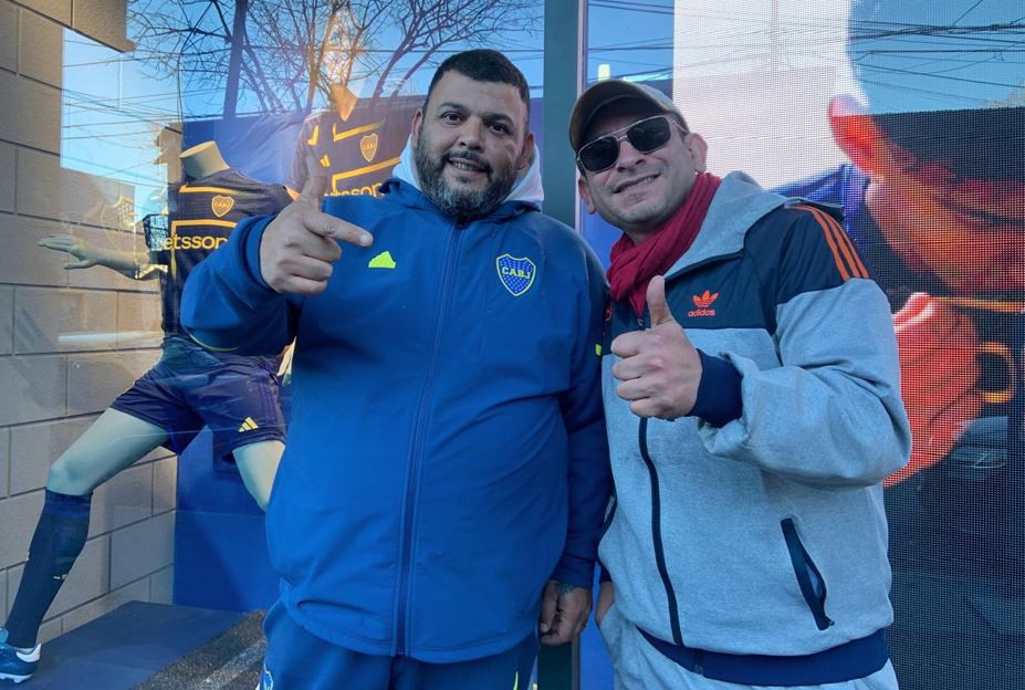 Argentinos em frente à loja e museu do clube