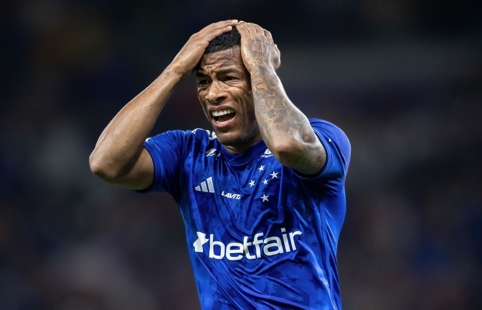 Arthur Gomes lamenta lance durante jogo contra o Atlético