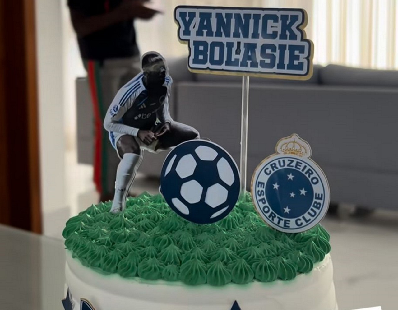 Em sua primeira temporada no Cruzeiro, Bolasie ganha bolo temático de aniversário