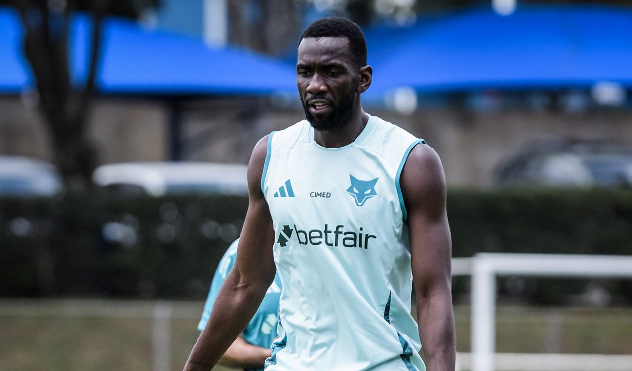 Atacante Bolasie durante treinamento do Cruzeiro na Toca da Raposa
