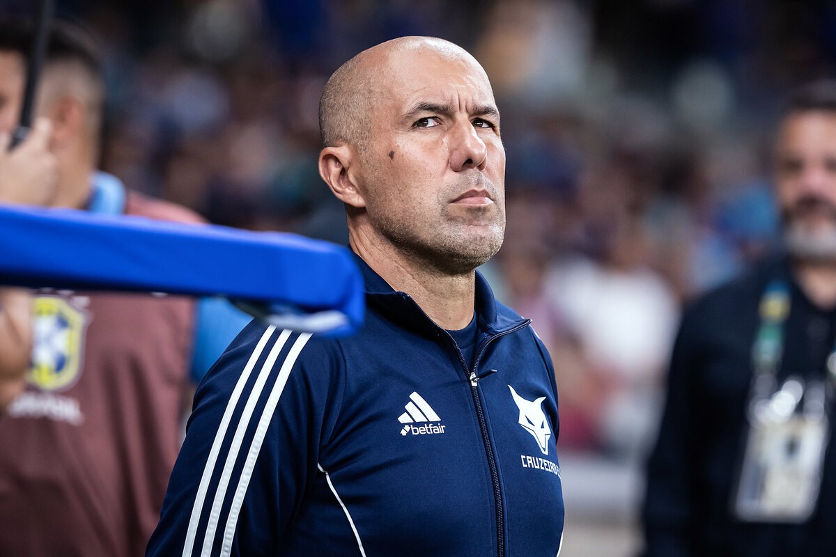Técnico Leonardo Jardim acompanha partida do Cruzeiro a beira do gramado