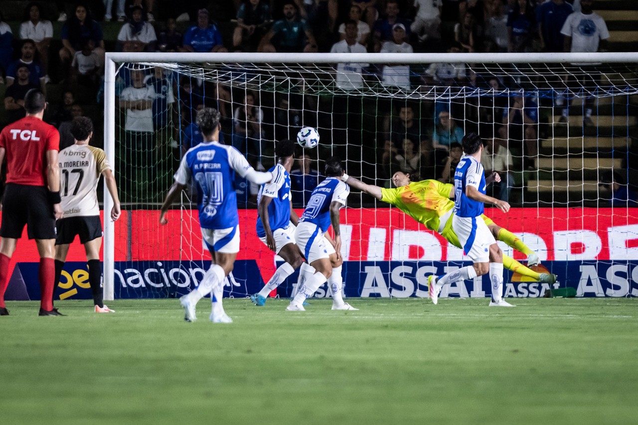 Cássio em uma de suas intervenções decisivas durante o duelo com o Vasco, no Parque do Sabiá