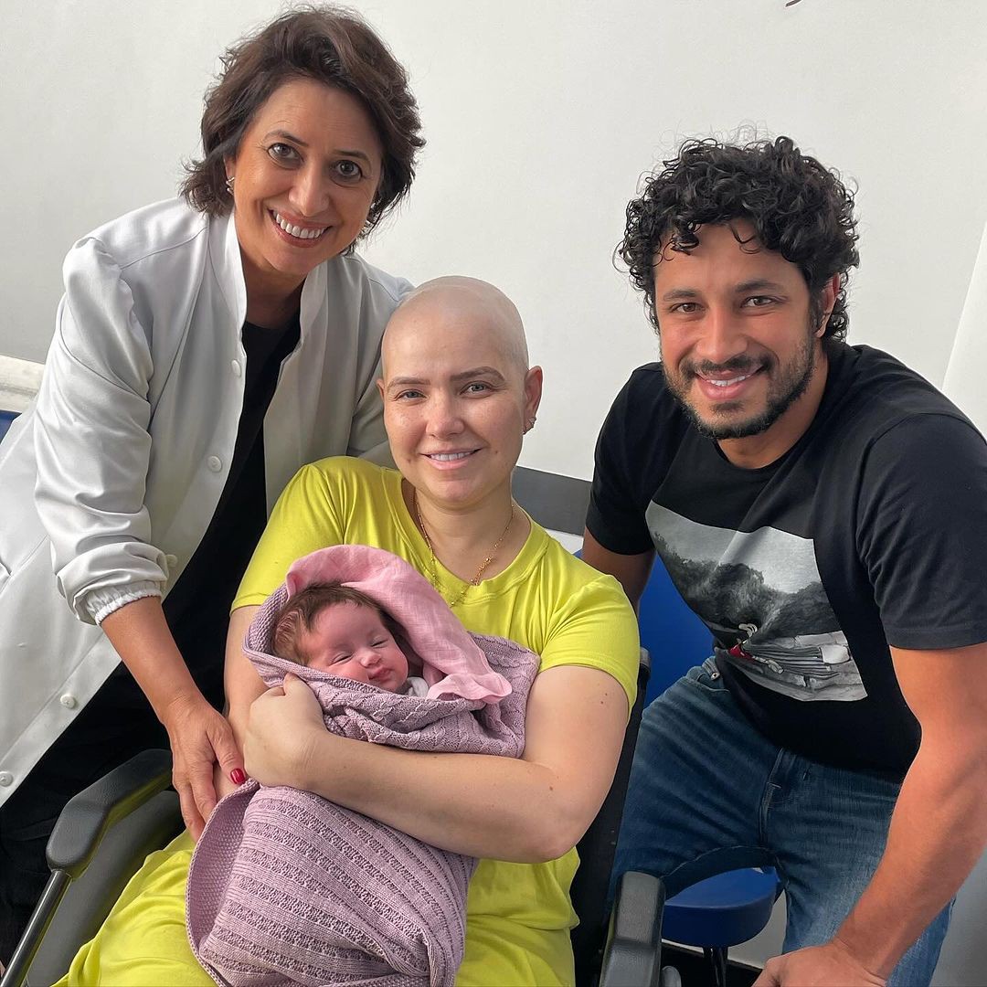 Ex-zagueiro Léo publicou a imagem da primeira consulta da filha caçula, Sofia