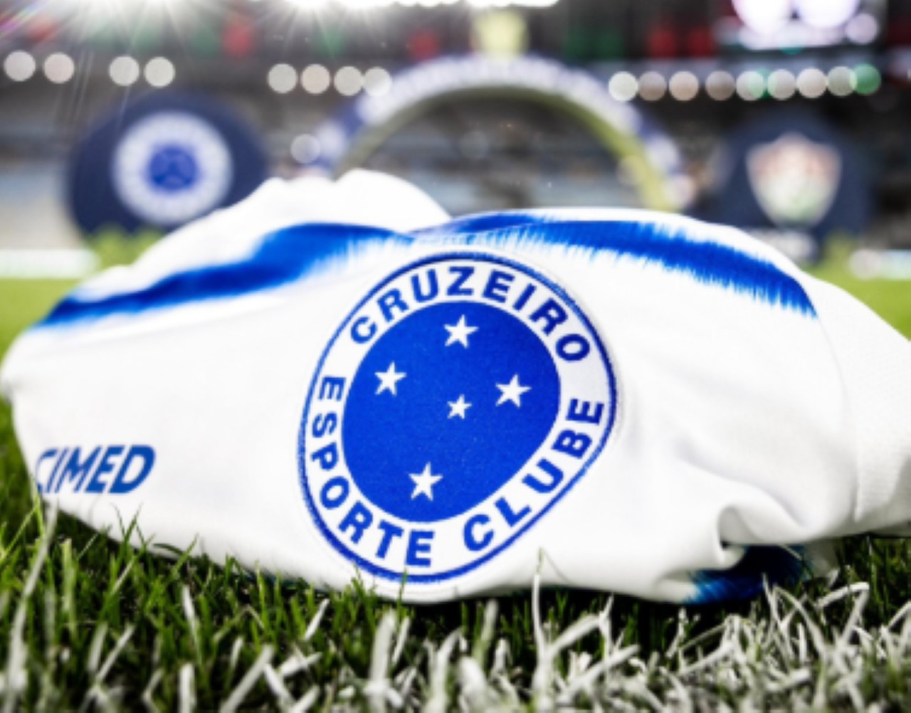 Camisa branca do Cruzeiro no gramado do Maracanã