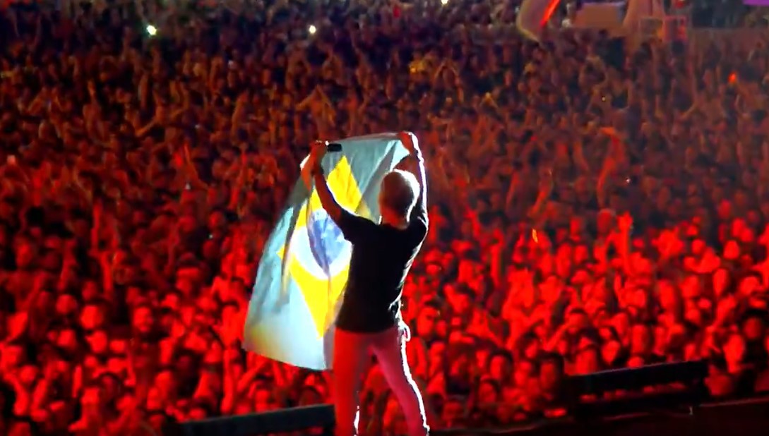 Cantor pega bandeira do Brasil com escudo do Cruzeiro no rock in rio