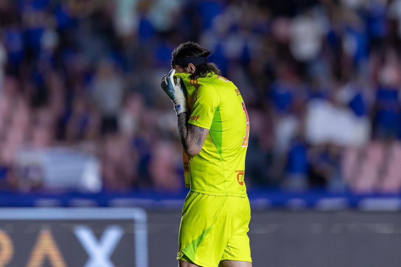 O goleiro Cássio ficou bastante emocionado após a vitória diante do Vasco