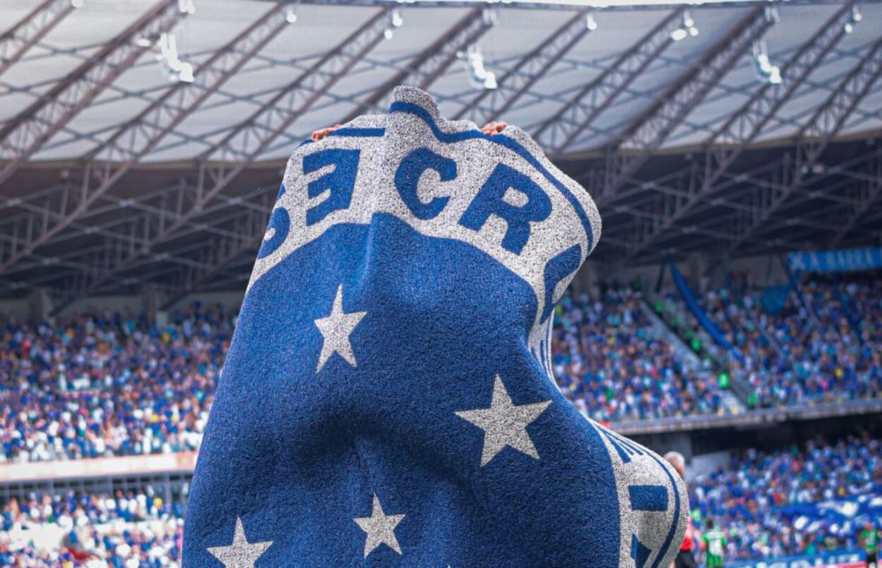Gabi levantou escudo do Cruzeiro no Mineirão após gol