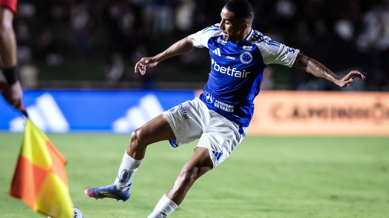 Christian revela que queria jogar como volante e Jardim o convenceu do contrário 