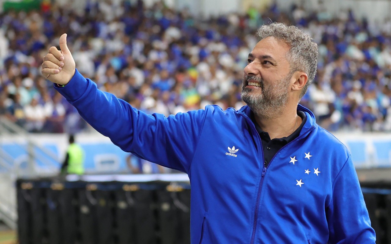 Alexandre Mattos se despediu da torcida do Cruzeiro no jogo contra o Palmeiras, domingo (1º) (Foto: Gilson Lobo/AGIF)