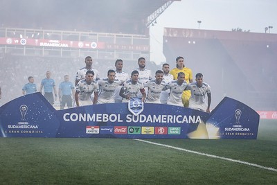 Jogadores do Cruzeiro posam para tradicional foto antes de partida da última edição da competição