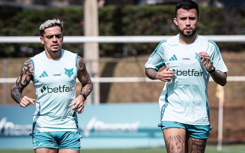 Matheus Henrique, ao lado de Fagner, já voltou a fazer atividades físicas no campo da Toca da Raposa (Foto: Gustavo Aleixo/Cruzeiro)
