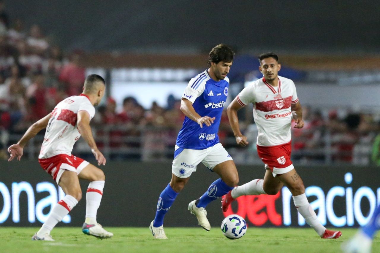 Lucas Silva no gramado do estádio Rei Pelé, contra o CRB, pela Copa do Brasil