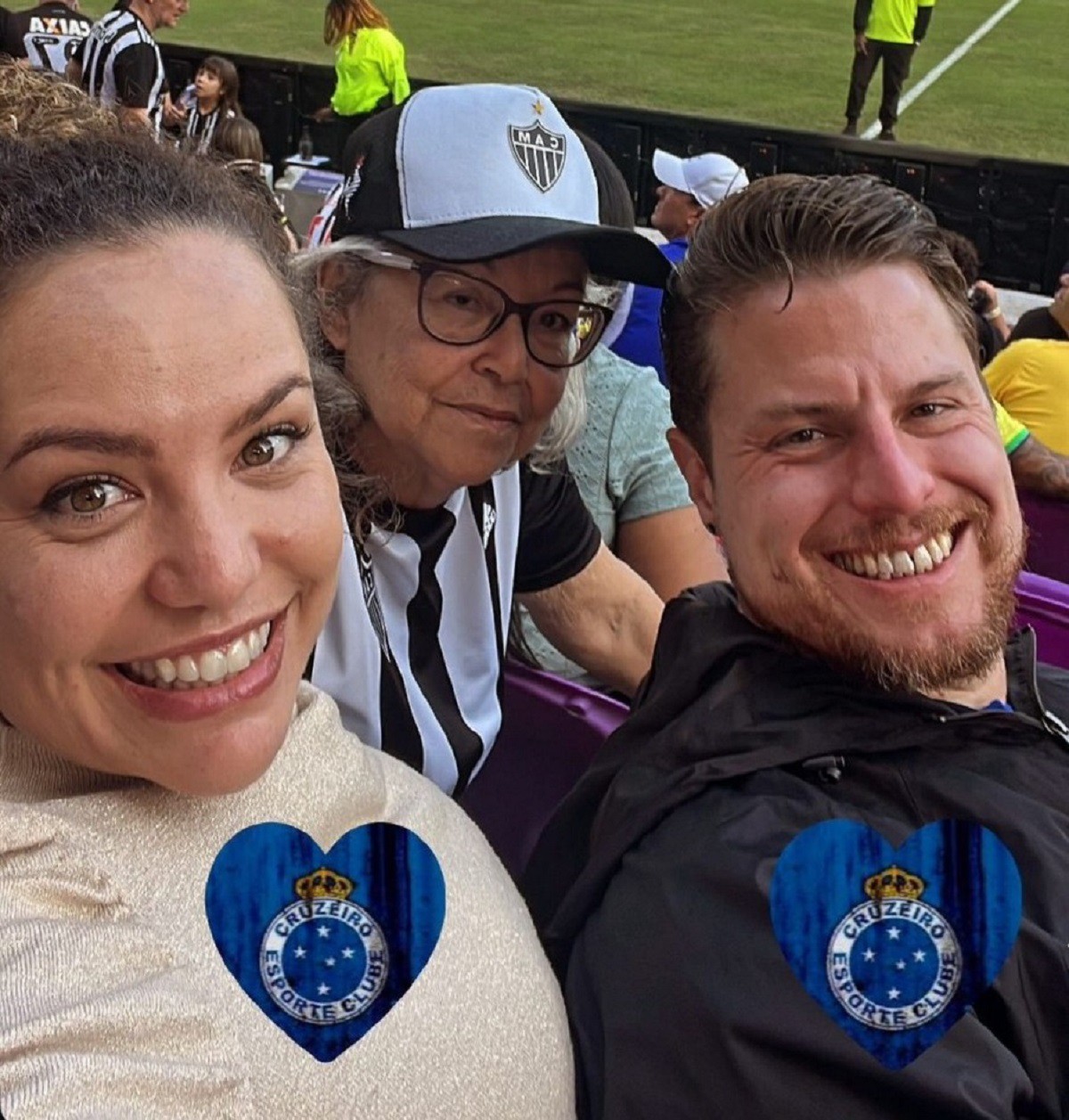 Casal conseguiu um bom lugar na torcida adversária