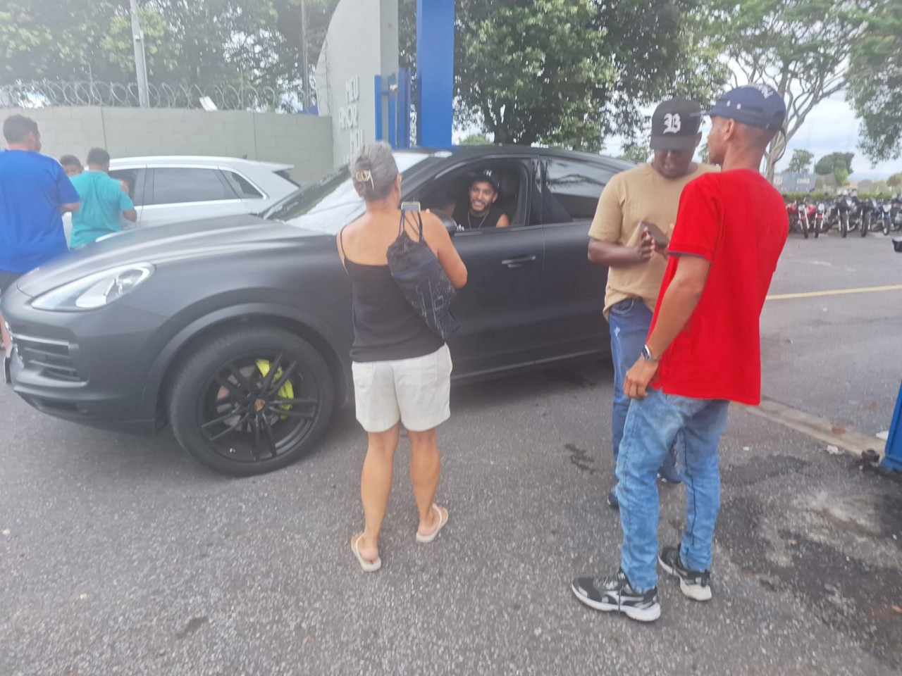 William, do Cruzeiro, atende torcedores na porta da Toca da Raposa 2