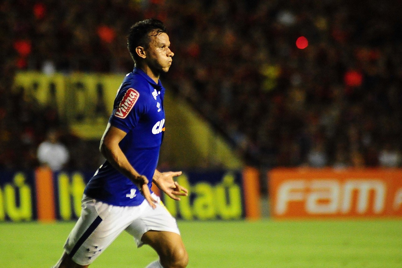 O jogador Henrique do Cruzeiro comemora gol durante a partida entre Sport PE e Cruzeiro MG, válida pela Série A do Campeonato Brasileiro 2016, no Estádio Ilha do Retiro no Recife (PE), nesta quarta-feira (16).