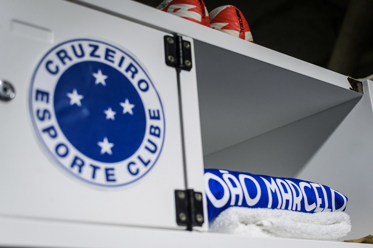 Uniforme de João Marcelo pronto antes de jogo