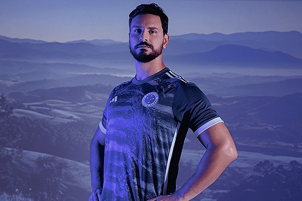 Cruzeiro lançou uma nova camisa, inspirada nas montanhas mineiras