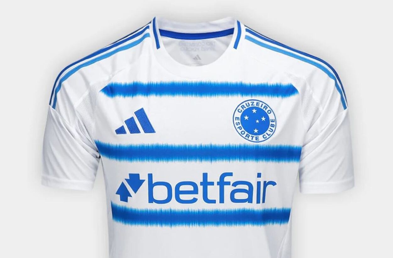 Camisa traz o escudo tradicional do time e grafismos horizontais