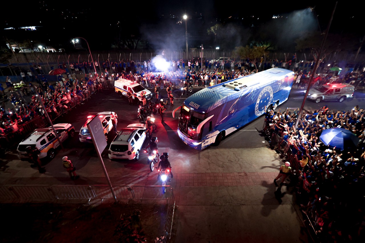 Ônibus do Cruzeiro é recepcionado em chegada ao Mineirão