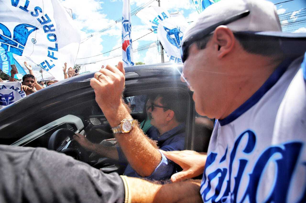 Pedro Lourenço recebe o carinho da torcida celeste ao chegar na Toca da Raposa