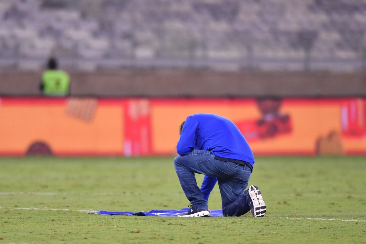 Mattos com a bandeira do Cruzeiro no campo