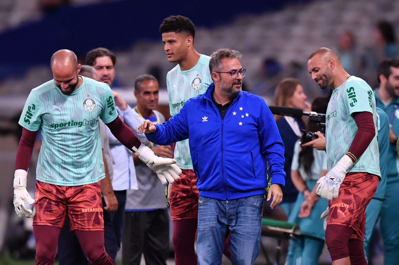 Mattos em conversa com goleiros do Palmeiras, onde trabalhou