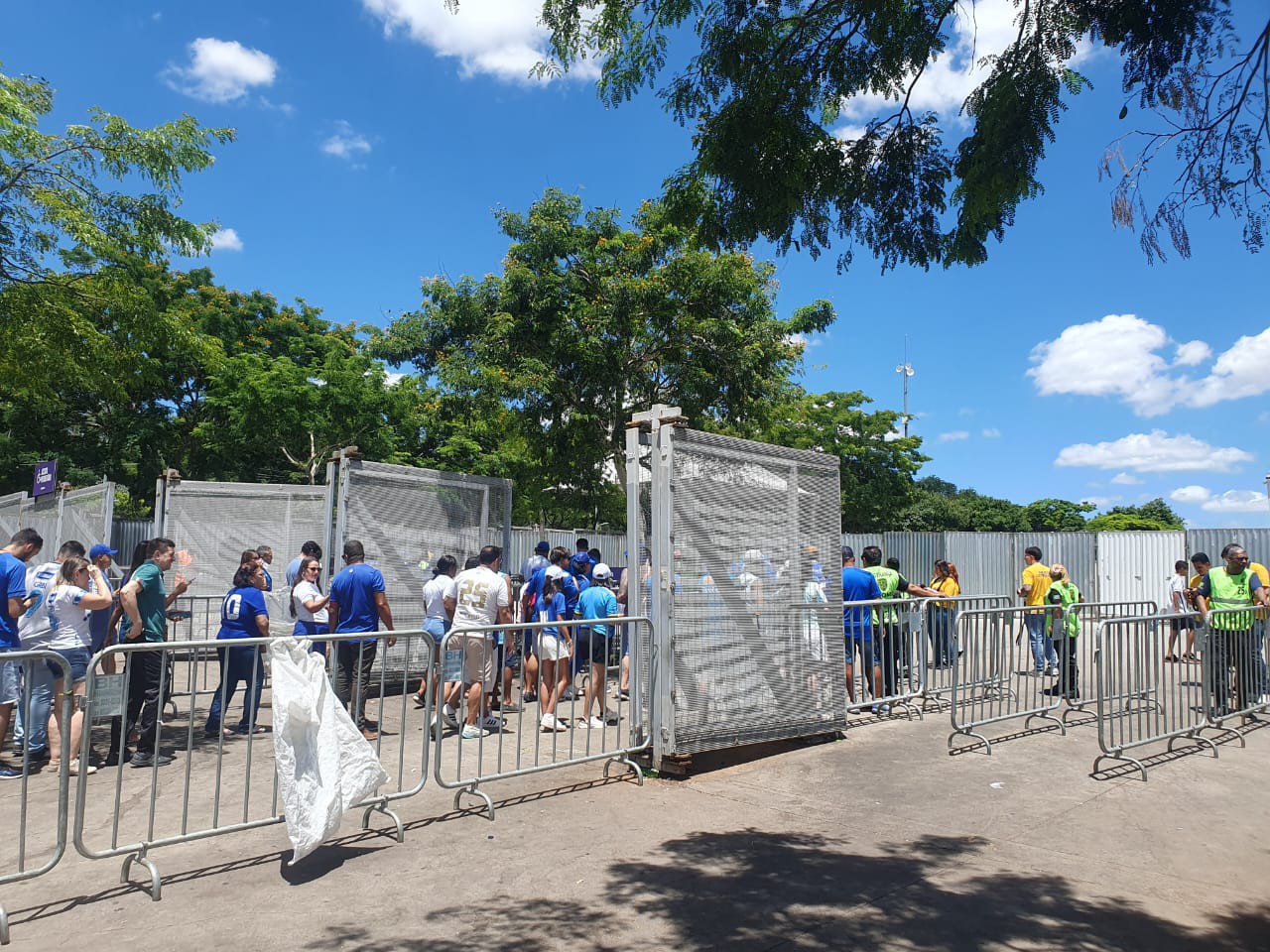 Torcida do Cruzeiro começa a chegar no Mineirão