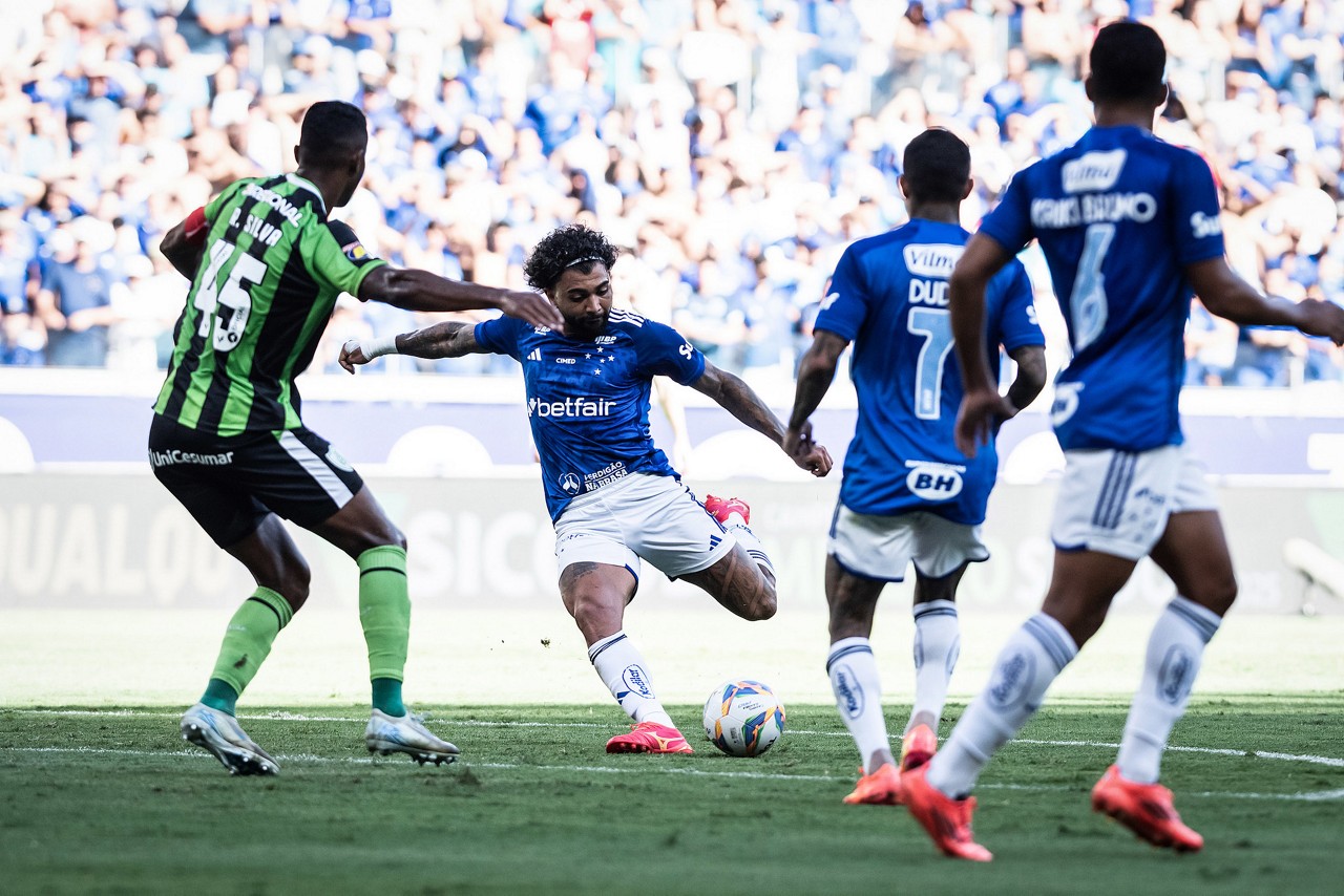 Gabigol tenta a finalização diante da marcação da defesa do Coelho, no Mineirão