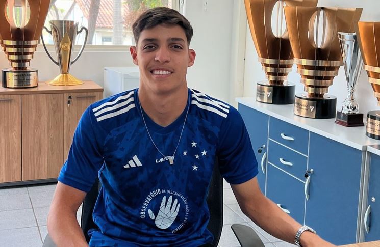 André Balbino durante assinatura de contrato na Toca da Raposa 1