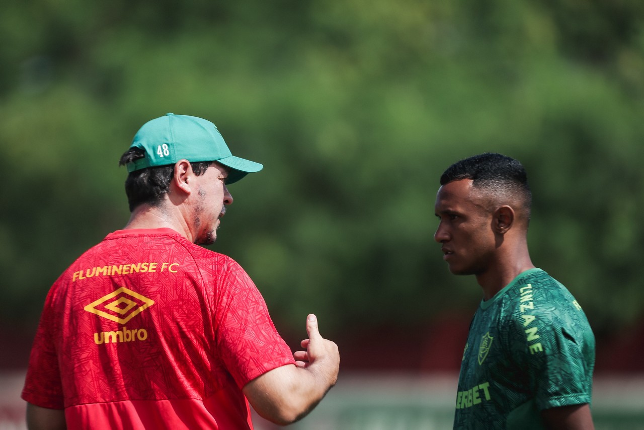 Treinador e jogador durante treino em abril deste ano