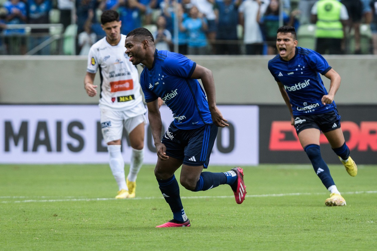 Nikão e Bruno Rodrigues comemoram gol do Cruzeiro sobre o Athletic em duelo disputado em 2023