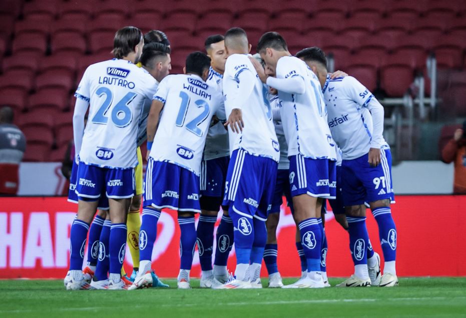 Jogadores do Cruzeiro em momento de união no gramado antes de partida da Raposa