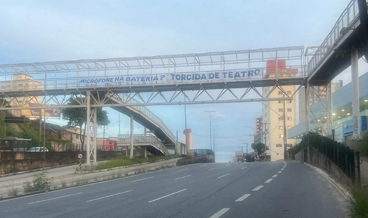 Faixa colocada por torcedores do Cruzeiro ironiza o problema acústico da Arena