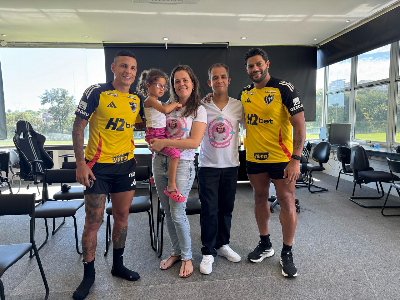 Acompanhada dos pais, Julinha visitou a Cidade do Galo e tirou foto com Arana e Hulk