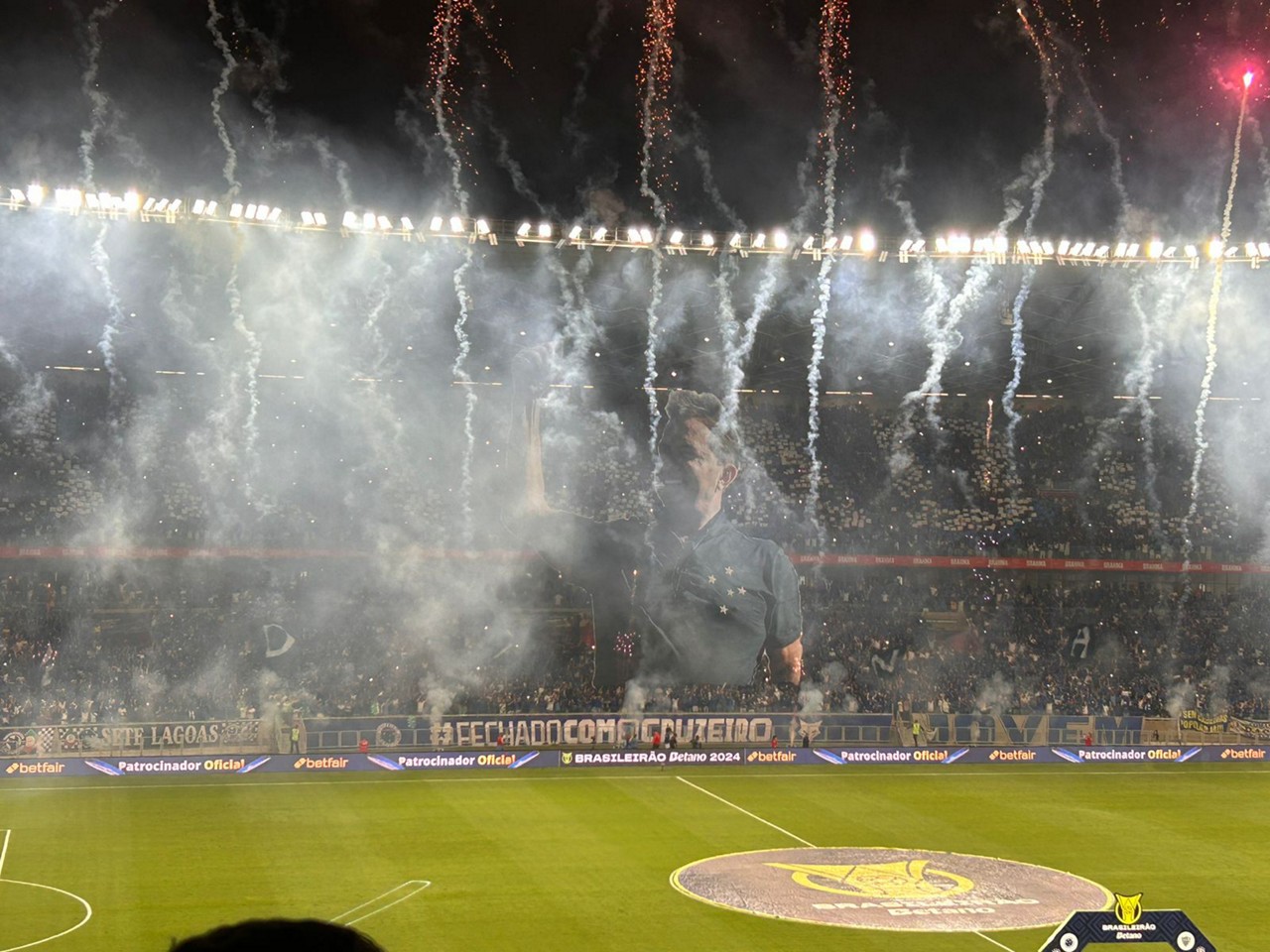 Imagem de Pedrinho exibida no estádio
