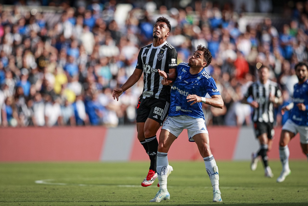 Eduardo, do Cruzeiro, e Gabriel Menino, do Atlético, disputam a bola durante clássico entre as equipes