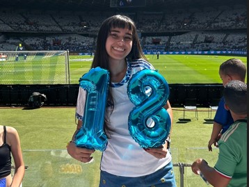 A torcedora cruzeirense Beatriz Tibúrcio completa 18 anos neste domingo (1º)
