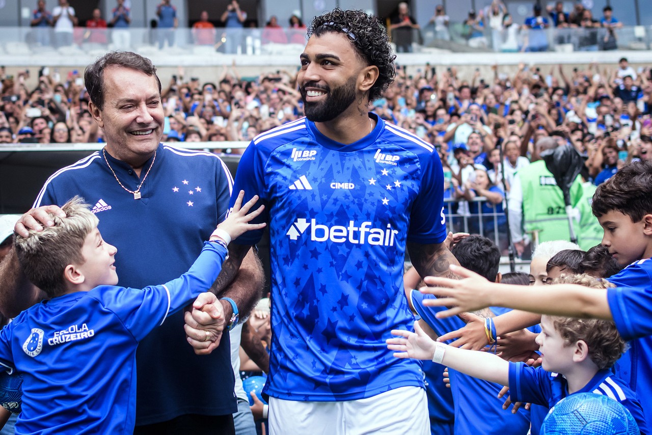 Gabriel Barbosa foi apresentado perante 45 mil torcedores no estádio