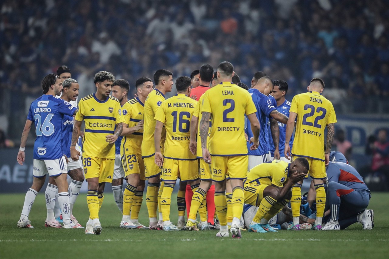 O lateral direito Advíncula, do Boca, recebeu o cartão vermelho por falta em Lucas Romero, do Cruzeiro