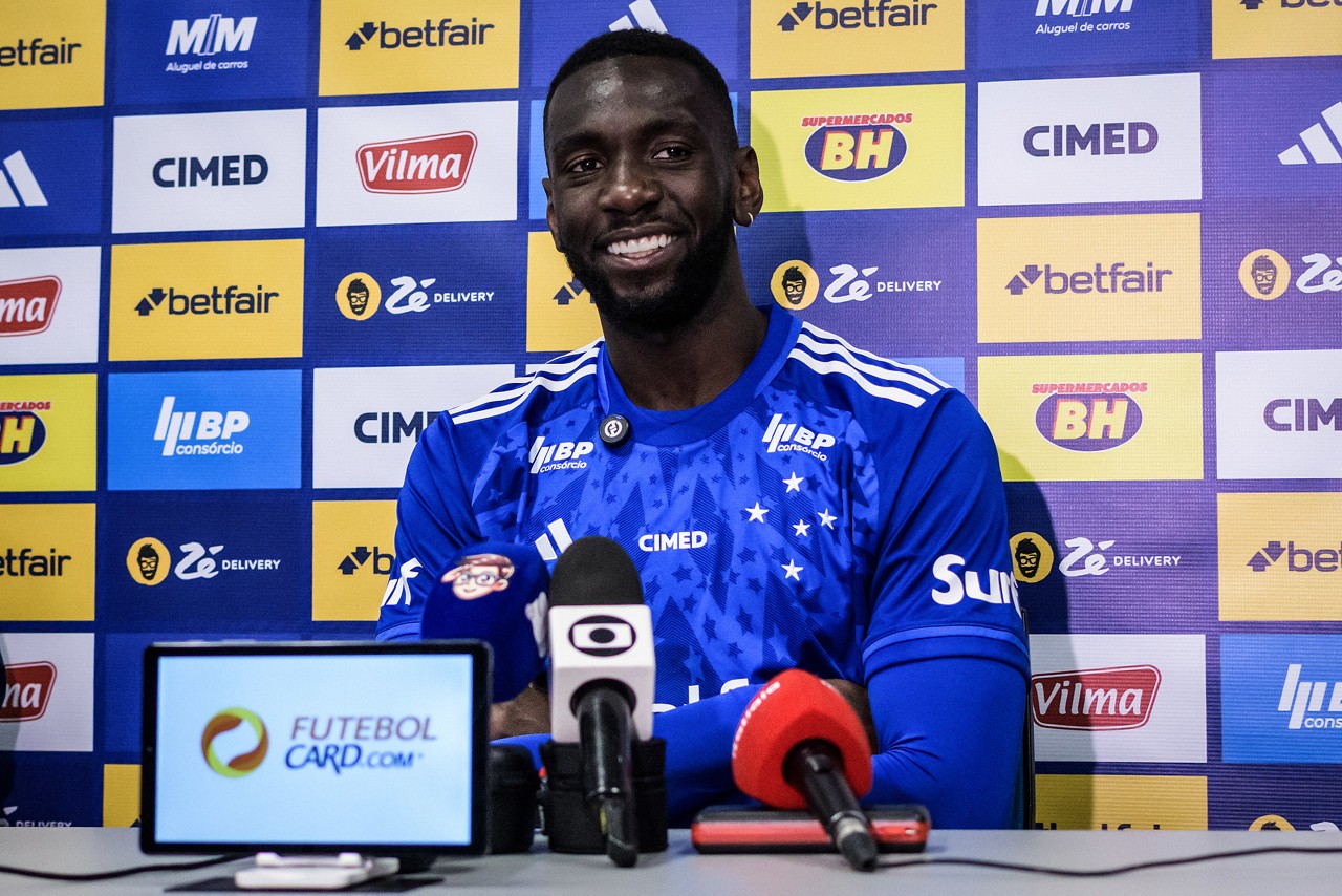 Bolasie durante sua primeira coletiva pelo novo clube