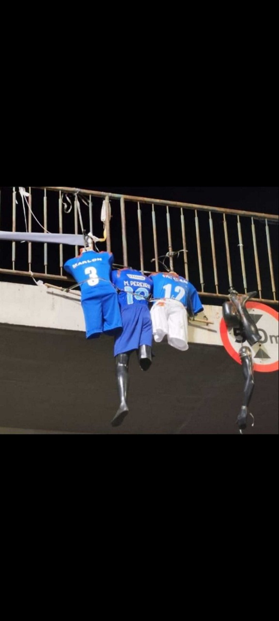 Bonecos pendurados em viaduto com as camisas de Marlon, Matheus Pereira e William