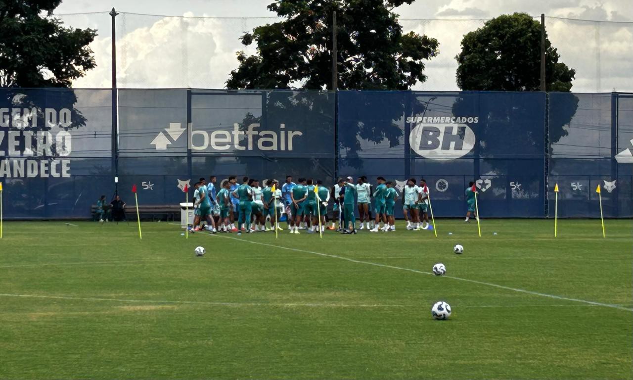 Equipe em conversa com Leonardo Jardim antes de treinamento