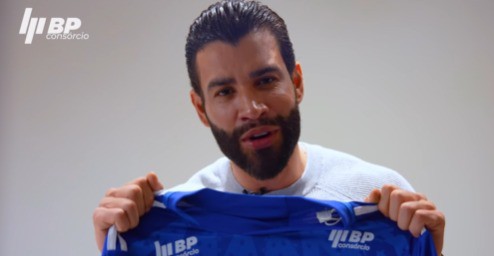 Cantor sertanejo Gustavo Lima anunciou o novo patrocínio nas redes