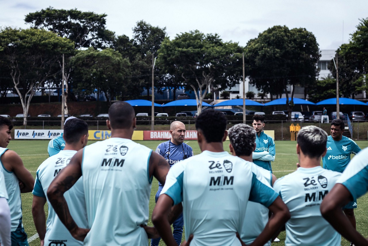Técnico Leonardo Jardim passa orientações aos jogadores antes de treino do Cruzeiro na Toca