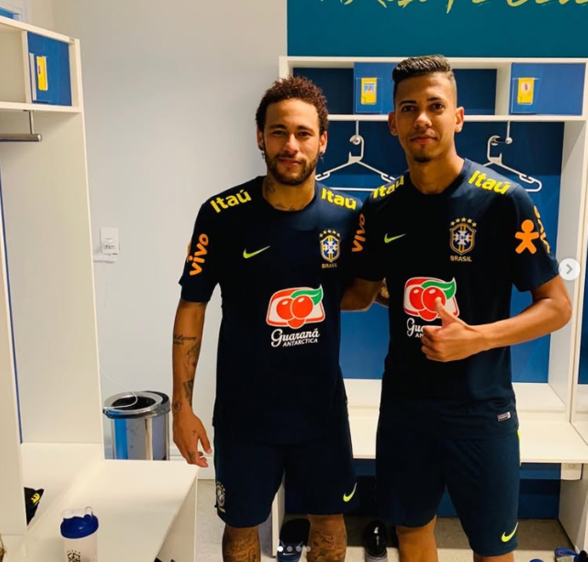 Weverton ao lado de Neymar após treinamento na Granja Comary