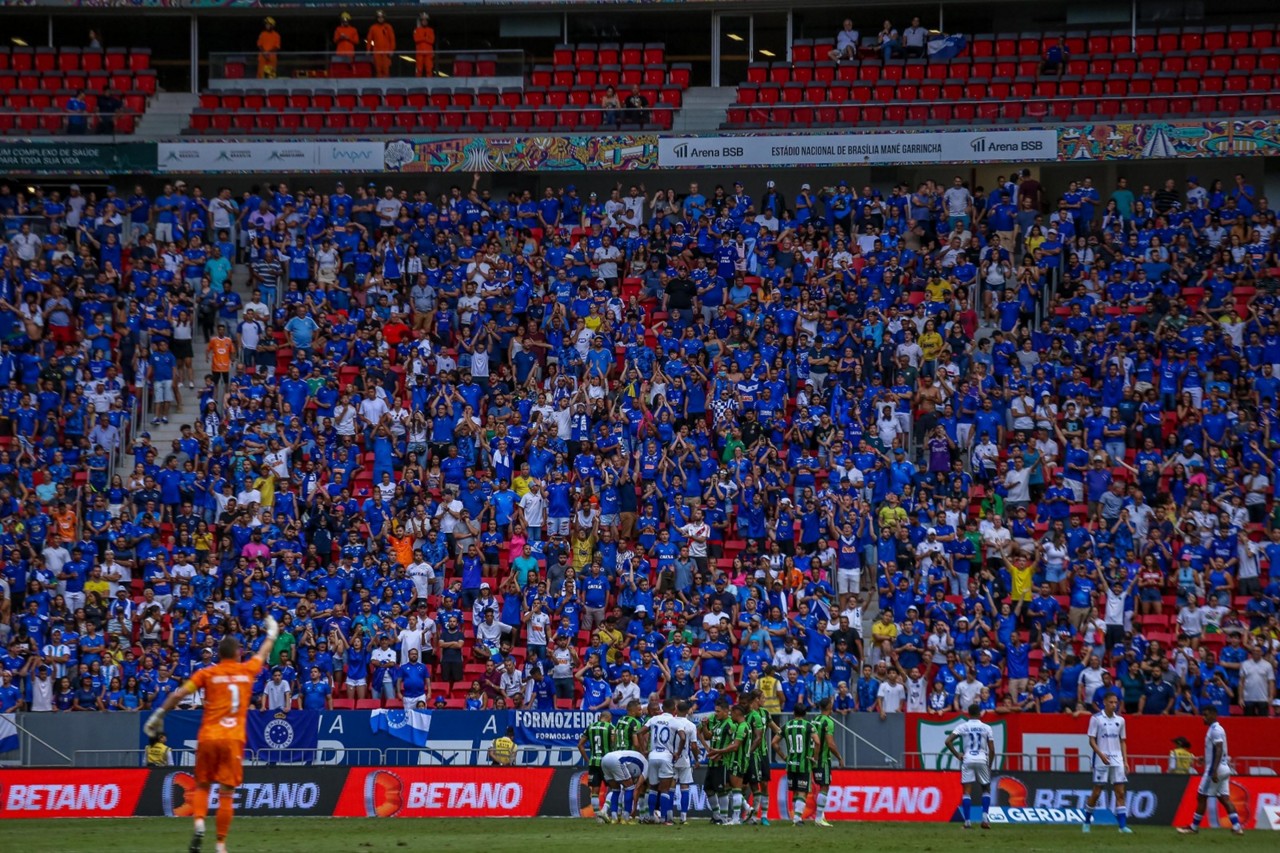 Torcedores do Cruzeiro reclamam dos valores do ingresso para jogo em Brasília